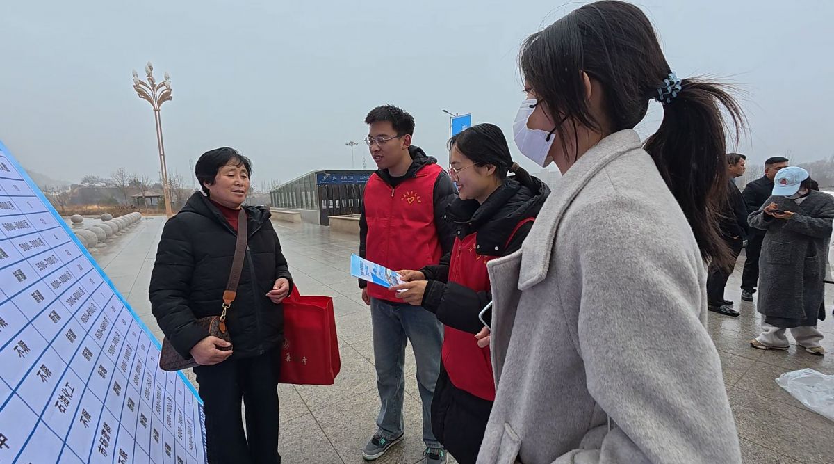 青年志愿者和返乡大学生坚守岗位，为过往旅客提供引导咨询