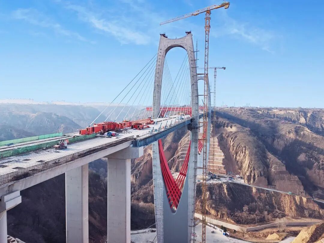 G244線慶陽過境段張鐵溝特大橋完成合龍