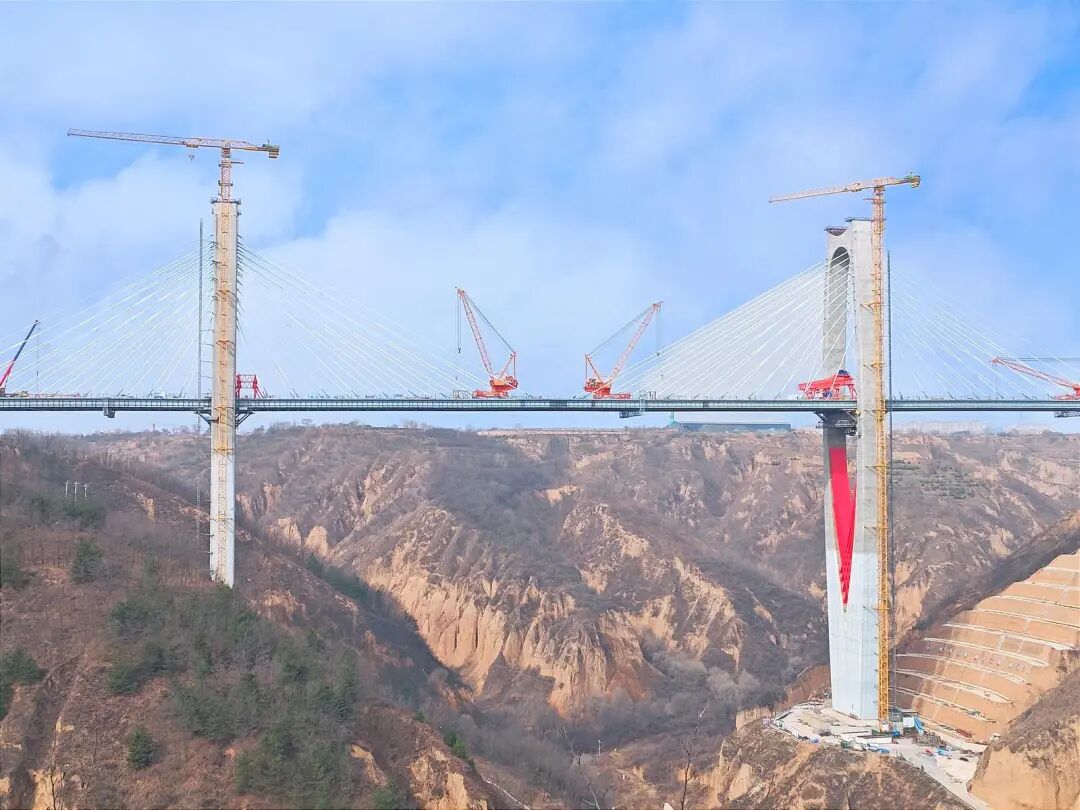 G244線慶陽過境段張鐵溝特大橋完成合龍