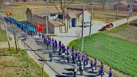 宁县开展“清明祭英烈 重走长征路”徒步赴何万祥故居祭英烈活动