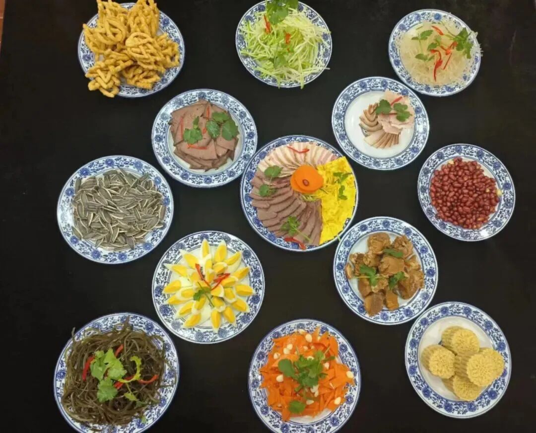 庆阳的宴席，藏着最讲究的饮食文化，一桌席面，既是味觉盛宴，更是千年民俗的传承，每一口都是陇东人对生活的热忱。