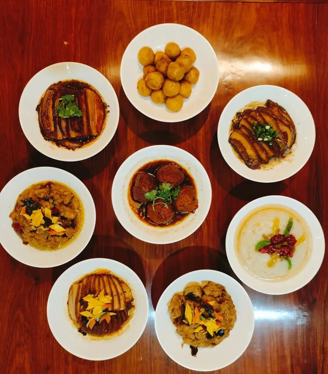 镇原老席，庆阳市级非物质文化遗产，素有 &ldquo;闻道镇原风味佳，九碗还有十三花&rdquo; 的美誉，相传源于汉魏宫廷菜肴，是当地逢年过节、婚丧嫁娶的最高礼遇。老席讲究 &ldquo;天圆地方&rdquo; 的坐席规矩，摆盘有 &ldquo;十七国宴&rdquo;&ldquo;十三花&rdquo;&ldquo;十全&rdquo; 等多种形式，其中 &ldquo;十三花&rdquo; 最是常见，十三个大菜搭配八个小菜，&ldquo;风搅雪&rdquo; 式的上菜方式趣味十足。菜品只用姜粉、大香、醋、盐等简单调料，还原食材本味，扣肉肥而不腻，酥肉爽滑绵实，每一口都藏着淳朴的陇东味道。