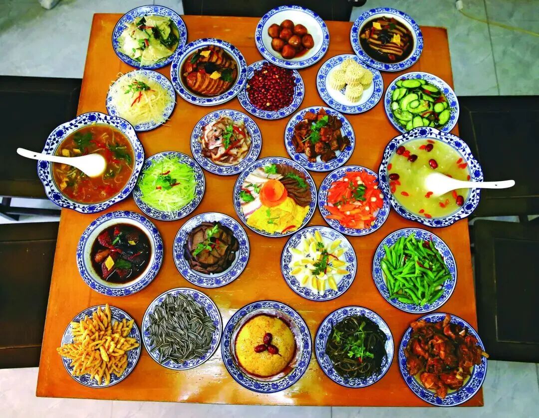 庆城三角席，被誉为陇东 &ldquo;满汉全席&rdquo;，全名 &ldquo;三角子席带海菜&rdquo;，因菜品成 &ldquo;三足鼎立&rdquo; 之势而得名，历史可追溯至清末。一桌席涵盖烹、蒸、炸、煎等十余种工艺，37道菜品荤素搭配、凉热交错，凉全盘的 &ldquo;四荤四海&rdquo;、8道精致喝酒热盘、特色三角盘与扣碗，再配两汤一饭，琳琅满目。席间还藏着 &ldquo;吃不了兜着走&rdquo; 的暖心习俗，尽显庆阳人的豪爽与热情。