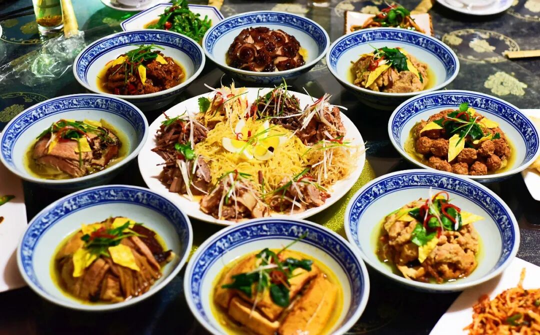 还有庆阳九大碗，又称蒸碗子，是当地流水席的经典，扣肉、酥肉、鸡肉等九道蒸碗，用老蒸碗、老蒸锅慢蒸而成，保留食材最原始的鲜香，是庆阳人宴客的家常美味。