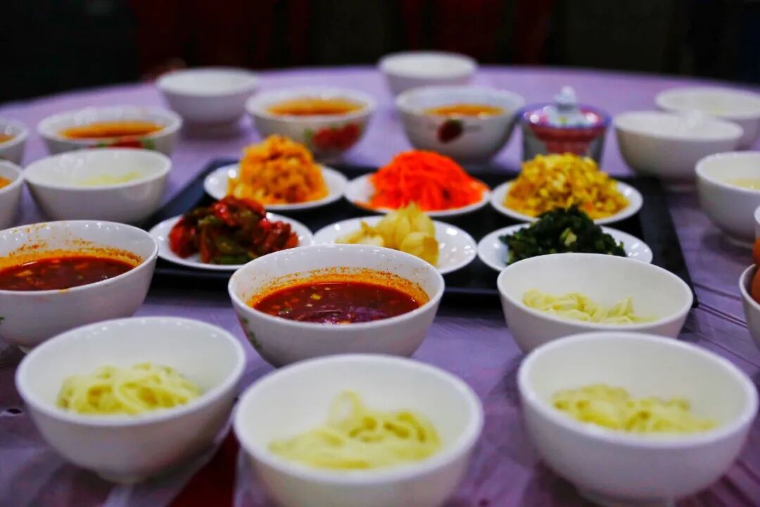 到了庆阳，一定要尝遍这些刻在陇东人DNA 里的经典，热辣的面食、鲜美的肉肴、浓郁的火锅，每一道都让人欲罢不能。