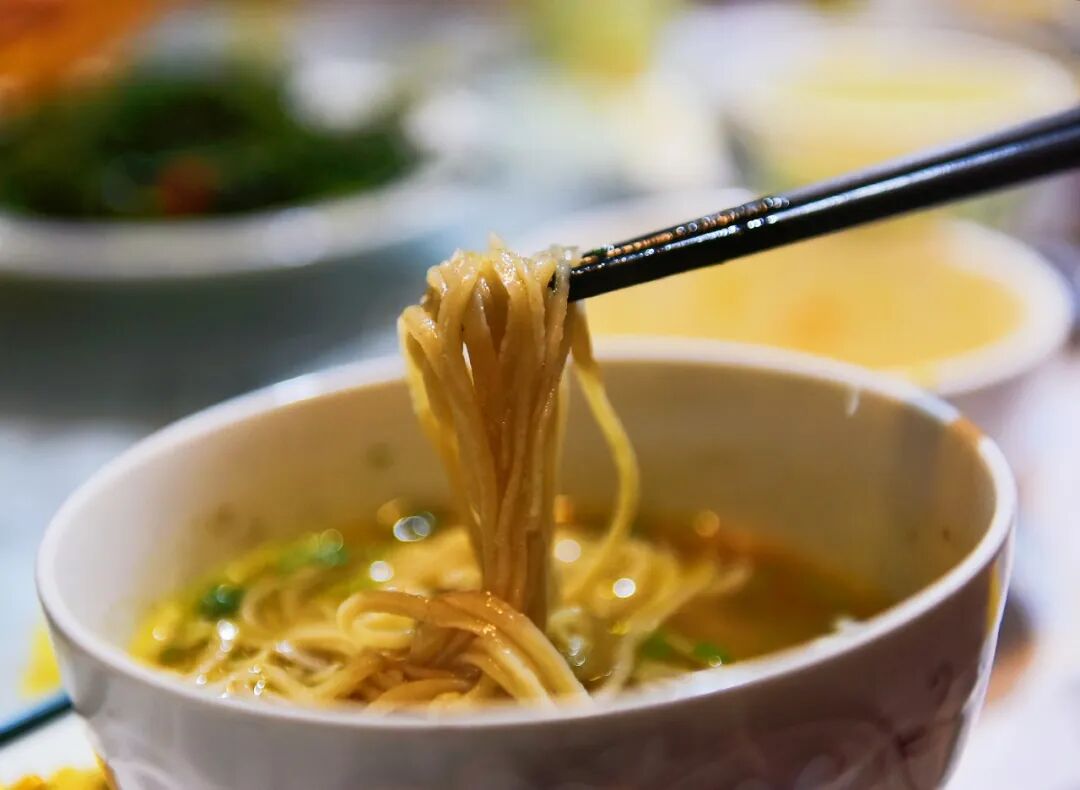 庆阳的面，是西北面食的精髓，每一碗都藏着功夫。手工臊子面，庆阳人的 &ldquo;本命面&rdquo;，有 &ldquo;十八省里转一遍，好不过咱们庆阳的臊子面&rdquo; 的民谣传唱。面条细如丝、长而劲，麦麸发酵的酸汤为底，搭配猪肉丁、黄花菜、豆腐等十种食材的臊子，汤肥味美，酸辣爽口，吃时 &ldquo;锅里莲花转、筷上打秋千、碗里赛牡丹&rdquo;，仪式感拉满。