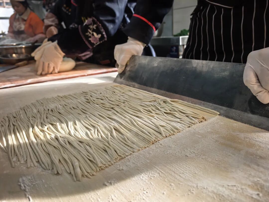 环县荞剁面，独属于庆阳北部的特色，以优质荞麦为料，师傅手握一尺双柄铁刀，将面剁入锅中，面条劲道Q弹。浇上滚烫的麻油辣汤，搭配酸菜与木耳，酸辣中带着醇香，吃一碗想两碗。