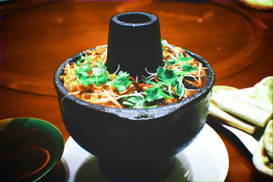 不吃土暖锅，枉来庆阳！作为庆阳最具特色的美食，土暖锅像东北大乱炖，又藏着老北京涮肉的温馨。萝卜、白菜、粉条打底，五花肉、排骨、丸子、酥肉盖面，浇上鲜美的骨汤，木炭火慢煨，寒冬腊月里，一群人围着吃，暖身又暖心，大口吃肉的快乐不过如此。