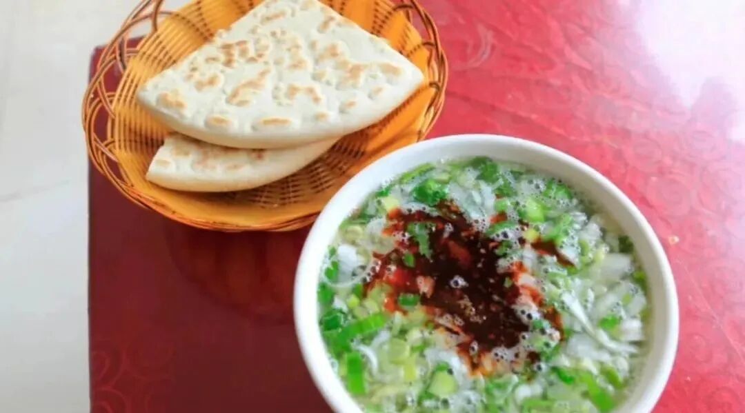 庆阳清汤羊肉，以陇东黑山羊为原料，慢火炖煮，汤清味美，现切肉片浇热汤，撒上葱花，鲜醇爽口，还衍生出羊肉粉汤、卤羊蹄等，解锁羊肉的 N 种美味。