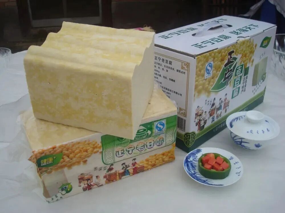 正宁豆腐，尤以山河镇的最为出名，黄豆出粉率高，豆腐洁白细嫩，柔中含刚，烩炒翻卷不碎，入汤不烂，简单的蘸水豆腐，就能吃出食材最本质的鲜美。