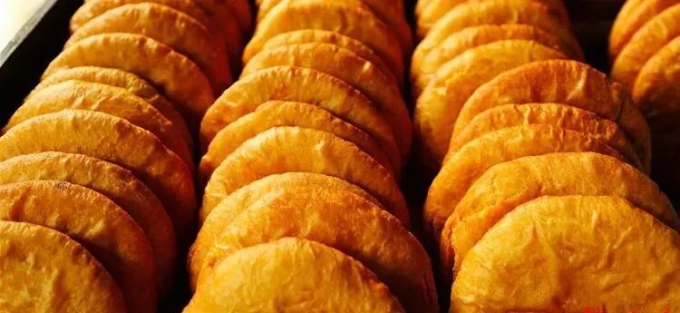 镇原糖油饼，面团三次醒发，炸制时 &ldquo;三起三落&rdquo; 控油温，金黄酥脆，外酥里甜。合水糖圈圈，有三百多年历史，香甜松软，是当地待客的传统食品。