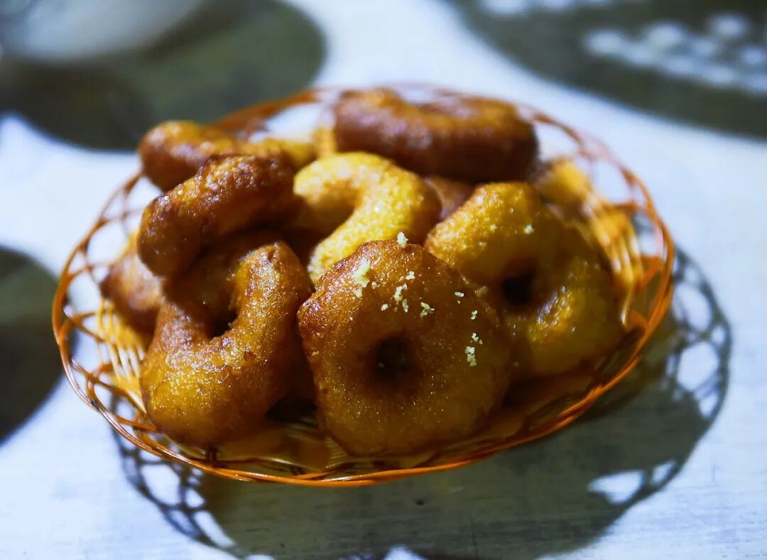 荞麦面油圈圈，环县特色，荞面经烫制、发酵后做成圆饼，炸至黄褐油亮，香甜可口，越嚼越香。黄馍馍，糜子面发酵，包裹红枣豆枣泥馅，口感松软带甜，营养易消化，是庆阳人的家常甜点。