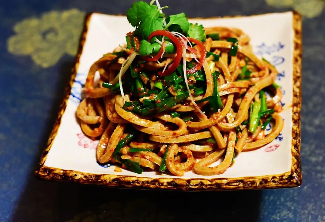 燕麦柔柔，环县独具特色的养生小吃，燕麦煮制后磨面蒸制，切条搭配佐料，筋柔可口，被《黄帝内经》列为 &ldquo;五谷疗疾&rdquo; 之品。