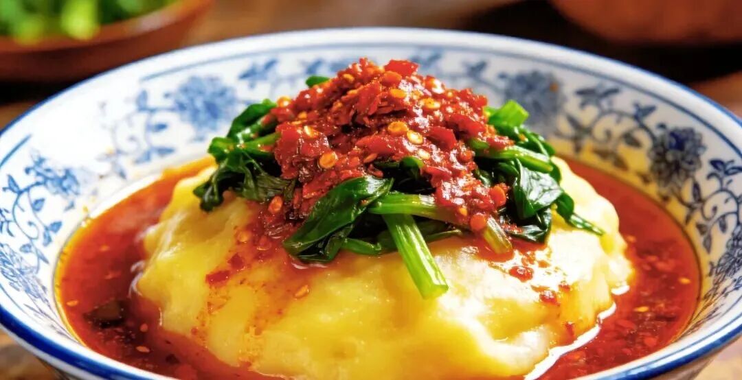 搅团，庆阳人的 &ldquo;国民小吃&rdquo;，麦面、玉米面经反复搅动成团，搭配炝炒韭菜和蒜泥，冷热皆宜，清爽适口，回味绵长。