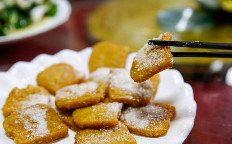 粘面，庆阳的 &ldquo;功夫小吃&rdquo;，面粉搅熟后揉搓发酵，猛蒸六小时，切薄片炸至金黄，撒白糖或淋蜂蜜，外脆里柔，粘甜可口，漫长的等待只为一口极致美味。