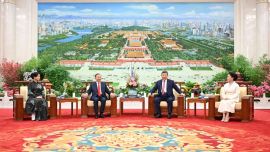 習(xí)近平夫婦同蘇林夫婦親切話別