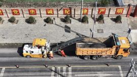 熱浪·橘影·坦途——合水公路段春季油路修補(bǔ)進(jìn)行時(shí)