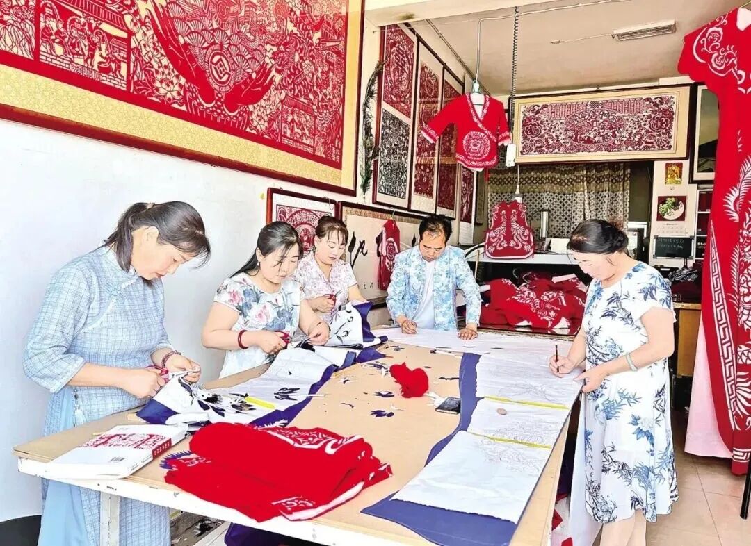 镇原县&ldquo;云裳剪工&rdquo;品牌蹚出文化传承与就业增收双赢路