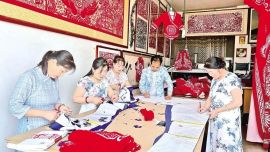 巧手裁云裳 非遺煥新生——鎮(zhèn)原縣“云裳剪工”品牌蹚出文化傳承與就業(yè)增收雙贏路