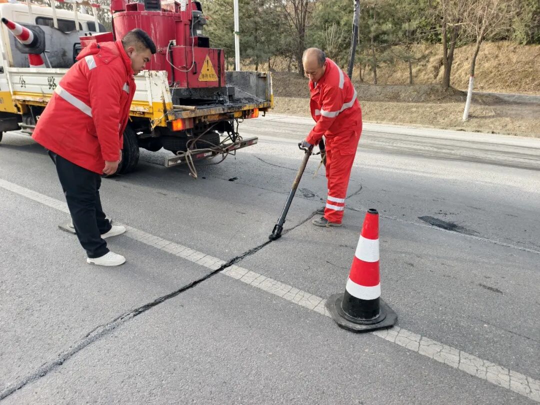 G211线灌缝作业现场&rdquo;师带徒&ldquo;老师傅现场授学灌缝技巧