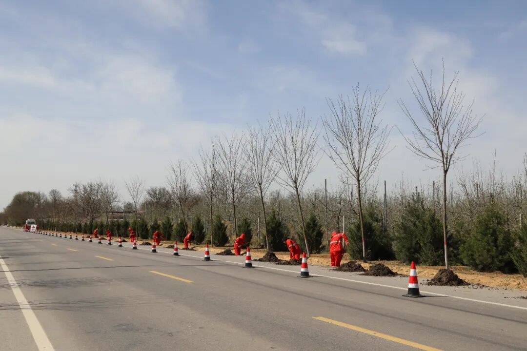 机关参赛小组与西华池养护站在G211线开展边沟清淤竞赛活动