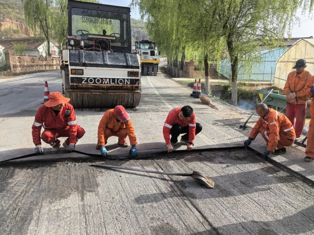 技术员驻守在油路修补现场