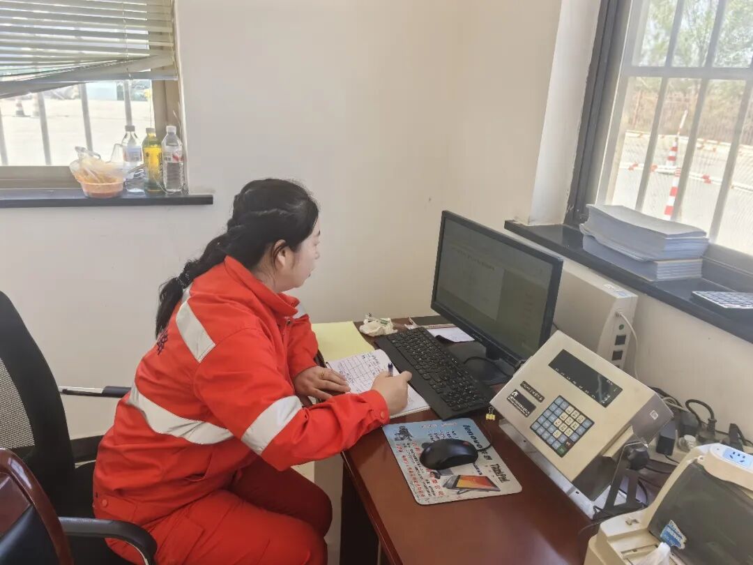 机关技术员下沉养护工区24小时轮值收发料