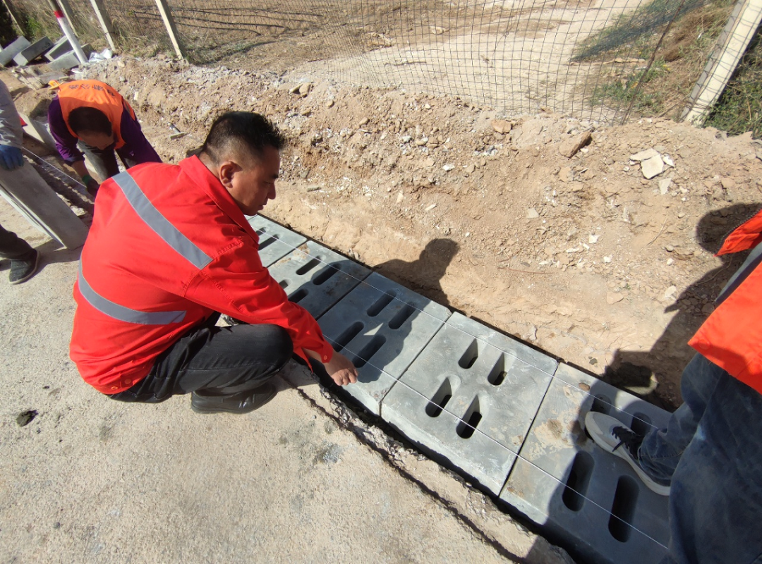 在G309线铺设盖板涵开设便民通道