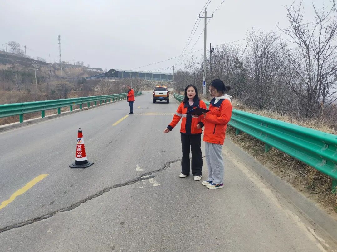 3月4日路况排查小组在G309线排查路面裂缝等病害