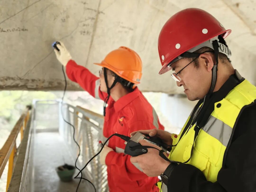 ▲S202线K104+307处三岔桥梁体裂缝宽度检测作业