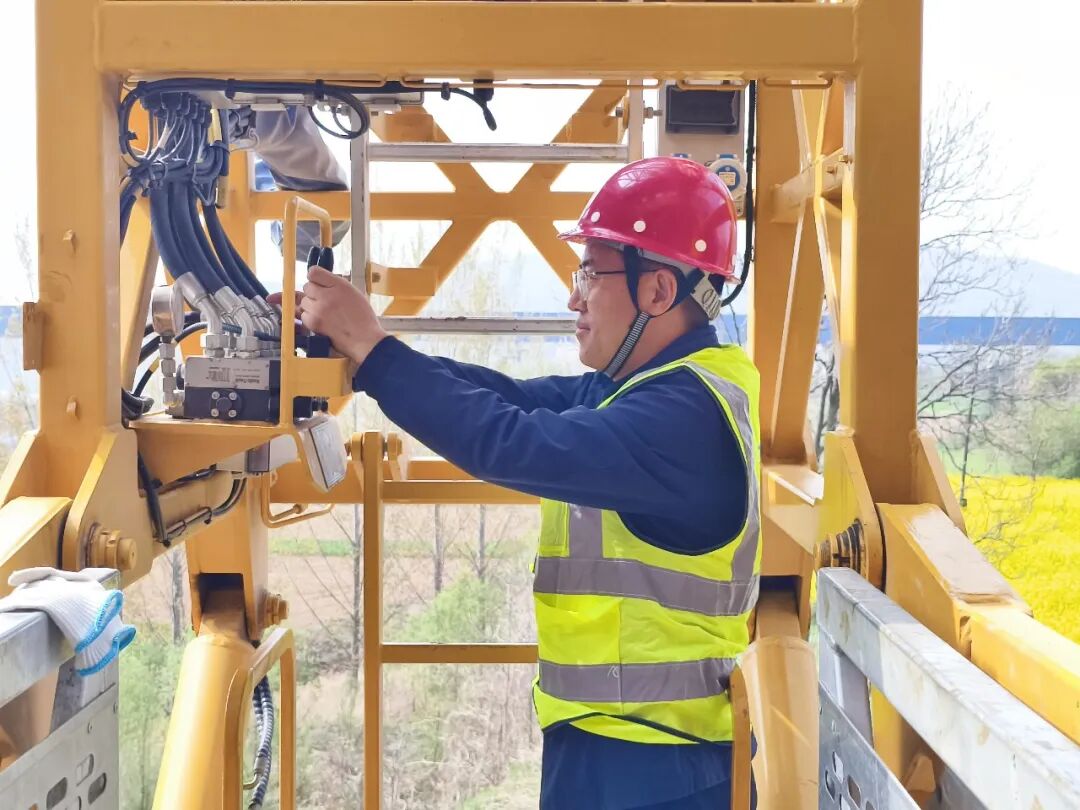 ▲桥梁检测车精准操控作业