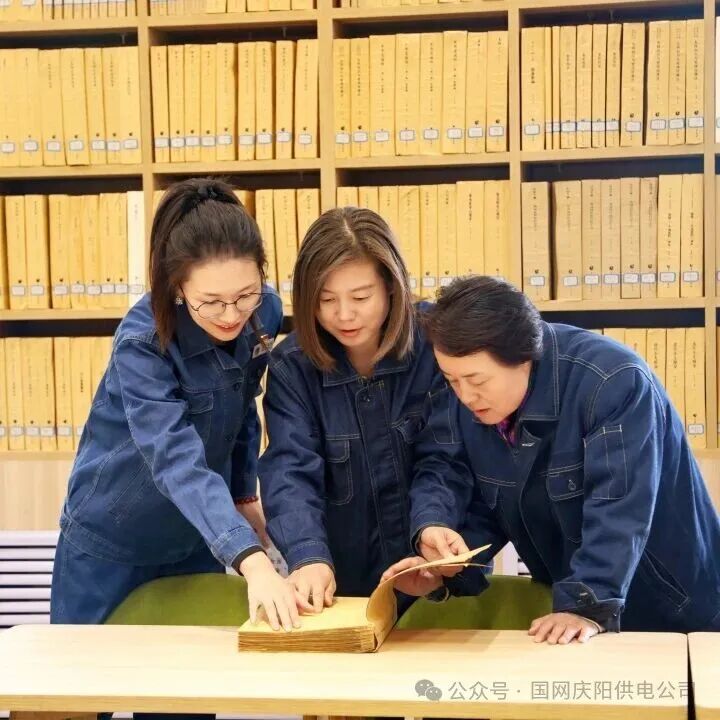 国网华池县供电公司组织工作人员开展&ldquo;共促全民阅读 共建书香社会&rdquo;主题阅读活动，品读红色经典、专业书籍，交流学习心得。