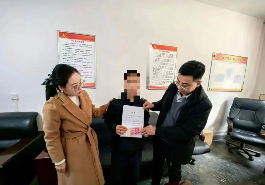 鎮(zhèn)原縣人社局多名干部職工自發(fā)開展愛心助學(xué)活動(dòng)