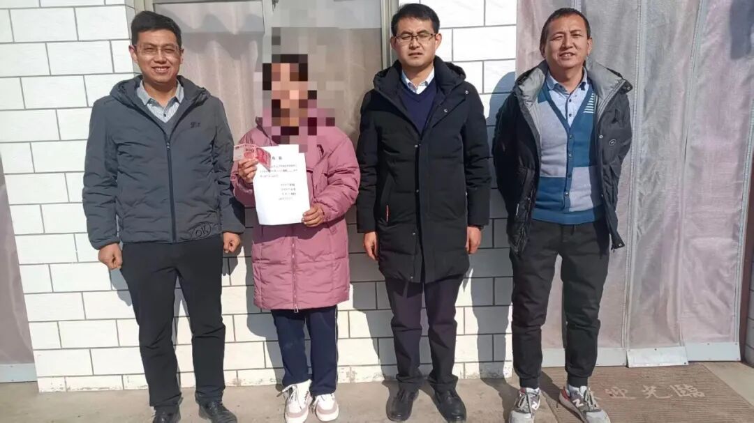 鎮(zhèn)原縣人社局多名干部職工自發(fā)開展愛心助學(xué)活動(dòng)