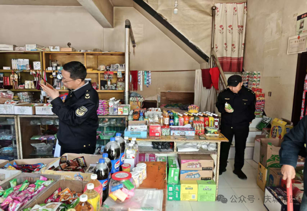 蔡家廟市場監(jiān)管所重點(diǎn)核查經(jīng)營主體資質(zhì)、從業(yè)人員健康證明、食品進(jìn)貨查驗、索證索票、臺賬登記、食材儲存等情況，督促餐飲服務(wù)單位、商超嚴(yán)格落實(shí)食品安全&ldquo;日管控、周排查、月調(diào)度&rdquo;制度，嚴(yán)查銷售使用過期變質(zhì)、&ldquo;三無&rdquo;、來源不明、標(biāo)識標(biāo)簽不符合規(guī)定的食品。