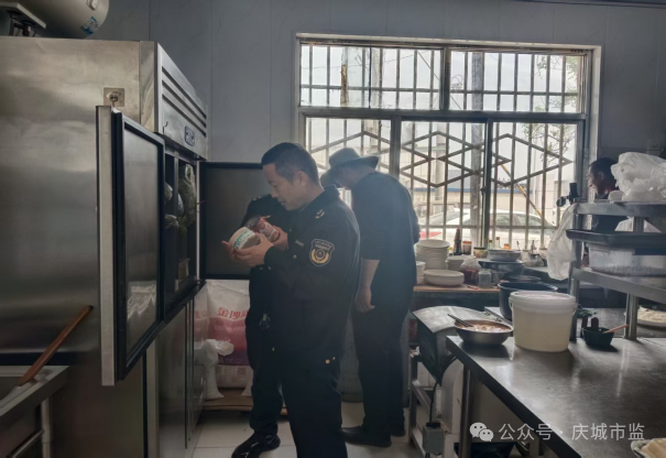 南莊市場監(jiān)管所聚焦轄區(qū)內(nèi)校園周邊食品及校園食堂衛(wèi)生、藥品安全等開展全面檢查，重點(diǎn)檢查食品藥品經(jīng)營主體資質(zhì)、食品藥品進(jìn)貨查驗記錄、食品藥品儲存條件、從業(yè)人員健康證明等，嚴(yán)厲打擊銷售過期變質(zhì)、&ldquo;三無&rdquo;食品等違法行為。共出動執(zhí)法人員6人次，累計檢查食品經(jīng)營單位13家次，下達(dá)責(zé)令整改通知書2份，督促經(jīng)營戶及時消除食品安全隱患。