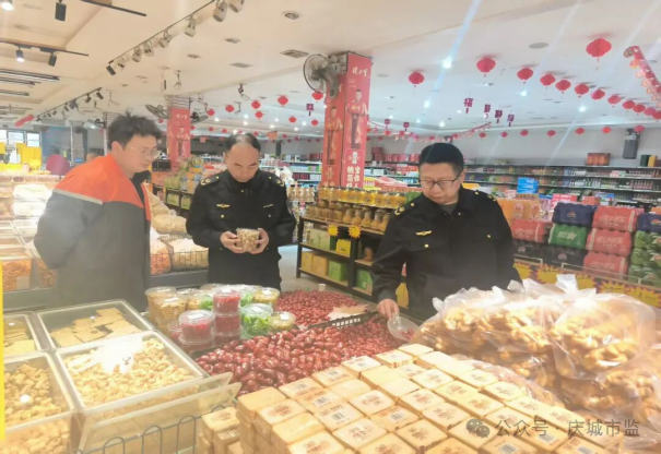 卅鋪市場監(jiān)管所聚焦民生商品領(lǐng)域價格監(jiān)管，通過現(xiàn)場巡查、指導(dǎo)教育等方式，督促經(jīng)營者明碼標(biāo)價、誠信經(jīng)營。嚴(yán)肅查處哄抬物價、價格欺詐、未明碼標(biāo)價等違法行為，保障節(jié)日市場價格秩序平穩(wěn)有序。