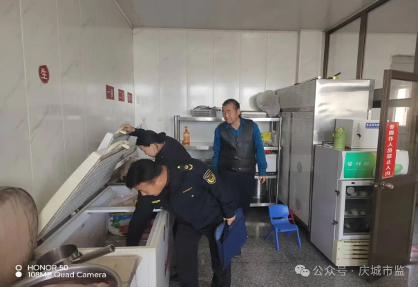 白馬市場監(jiān)管所聚焦餐飲服務(wù)單位，以水產(chǎn)品、肉制品、糧油蔬果等節(jié)日熱銷食品為重點(diǎn)品種，嚴(yán)格檢查經(jīng)營主體資質(zhì)證照是否合法，是否履行進(jìn)貨查驗、索證索票制度，餐飲服務(wù)單位是否落實(shí)人員健康管理、餐飲具洗消、&ldquo;三防&rdquo;等制度，堅決禁止銷售使用來源不明、以次充好、過期變質(zhì)食品。