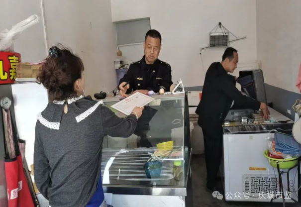 驛馬市場監(jiān)管所聚焦節(jié)日期間消費(fèi)熱點(diǎn)，突出食品、藥品、特種設(shè)備、產(chǎn)品質(zhì)量和價格等進(jìn)行專項檢查。共出動執(zhí)法人員32人次，檢查食品藥品、特種設(shè)備、計量器具使用單位等經(jīng)營主體16戶次，排查安全風(fēng)險隱患3處，責(zé)令整改1家。