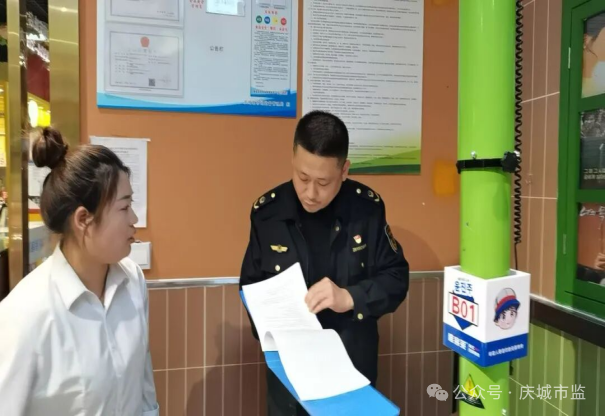 慶城市場監(jiān)管所持續(xù)深化網(wǎng)絡(luò)餐飲食品安全專項整治行動，全面筑牢線上餐飲食品安全防線。執(zhí)法人員聚焦轄區(qū)網(wǎng)絡(luò)餐飲經(jīng)營門店，重點(diǎn)排查后廚環(huán)境衛(wèi)生臟亂、操作流程不規(guī)范、設(shè)施設(shè)備不達(dá)標(biāo)、原料儲存不合規(guī)等突出問題，壓實(shí)餐飲經(jīng)營主體食品安全主體責(zé)任。目前，已督促平臺對18 戶違規(guī)經(jīng)營主體采取暫停營業(yè)整改措施，對問題嚴(yán)重的10 戶商戶直接予以從平臺下架，從嚴(yán)整治網(wǎng)絡(luò)餐飲突出亂象，切實(shí)保障群眾舌尖上的安全。