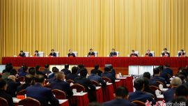 胡昌升在全省經(jīng)濟(jì)運(yùn)行調(diào)度會(huì)議上強(qiáng)調(diào) 繼續(xù)做長(zhǎng)長(zhǎng)板 不斷補(bǔ)齊短板 加力推動(dòng)全省經(jīng)濟(jì)高質(zhì)量發(fā)展 任振鶴出席并講話 莊國(guó)泰石謀軍出席