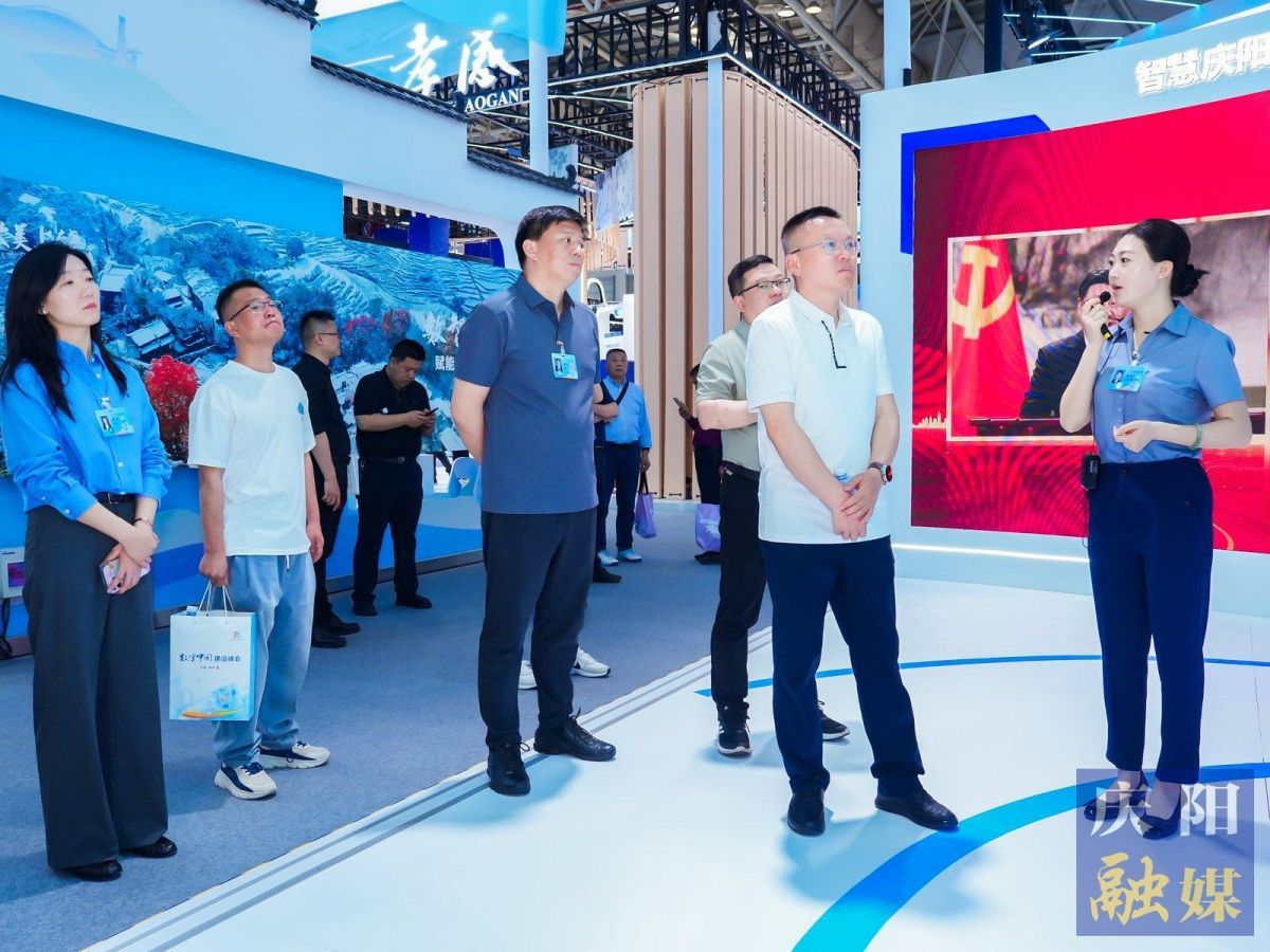 講解員向與會嘉賓介紹慶陽&ldquo;五張名片&rdquo;