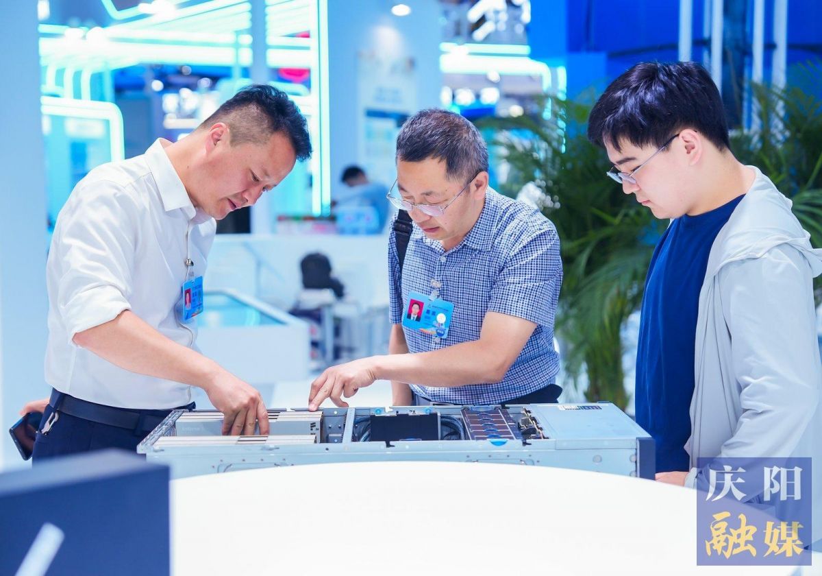 與會嘉賓了解展示中的服務(wù)器