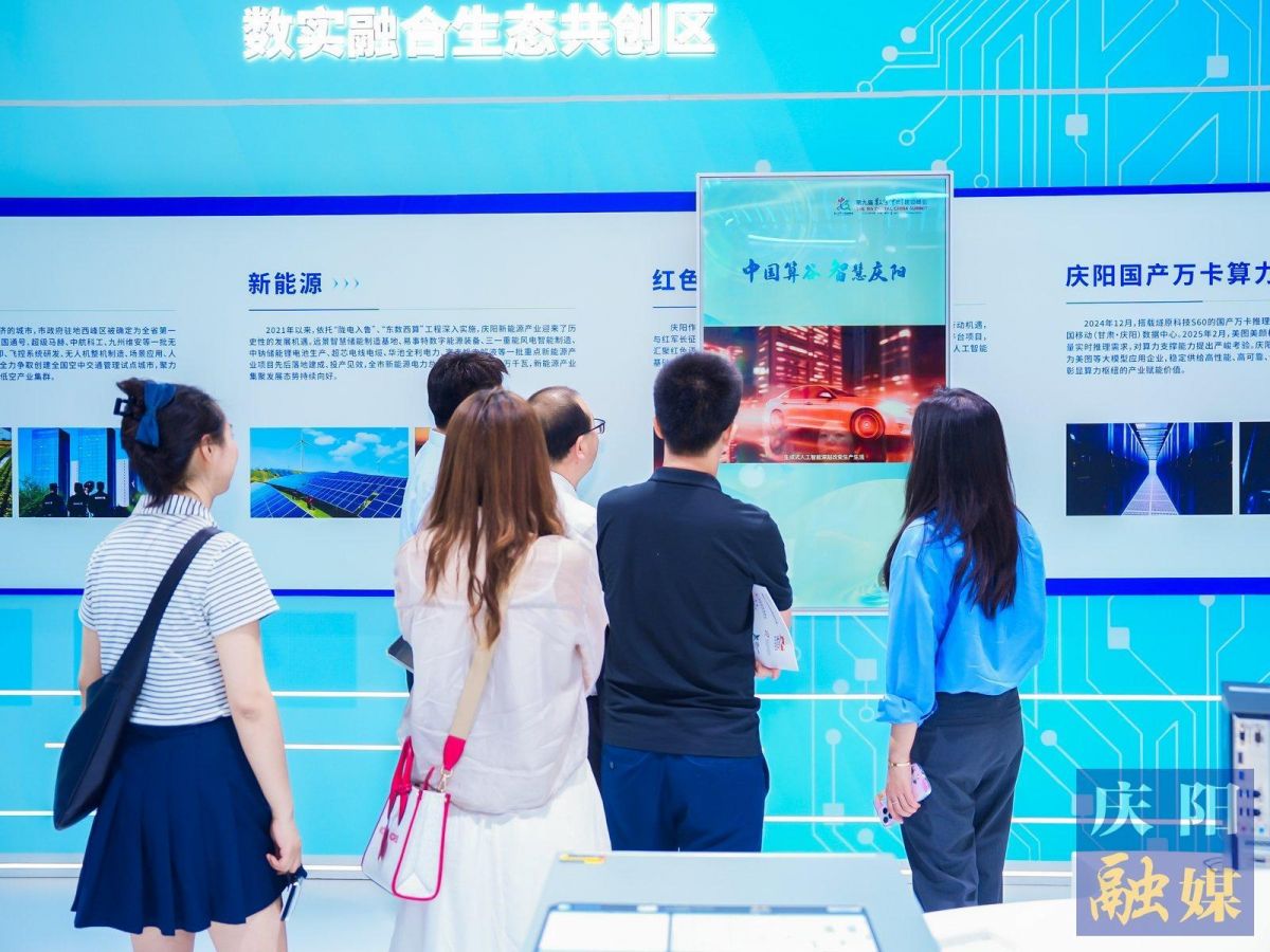 與會嘉賓了解紅色語料庫建設(shè)情況