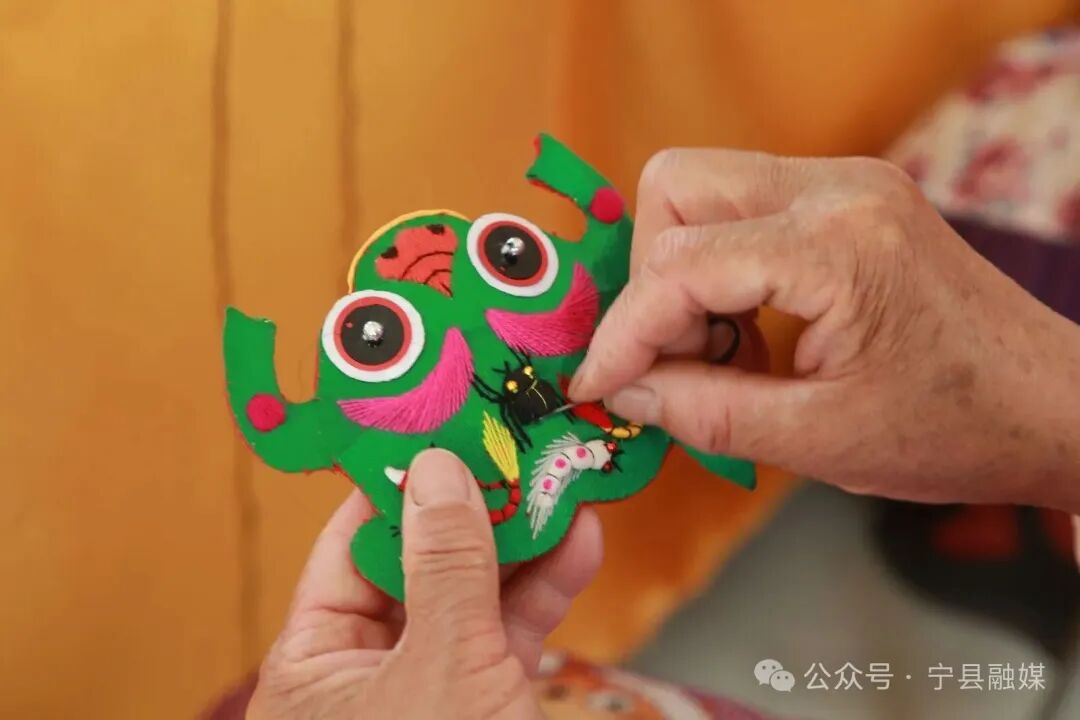 彩霞香包公司緊鑼密鼓備貨民俗文化節(jié)