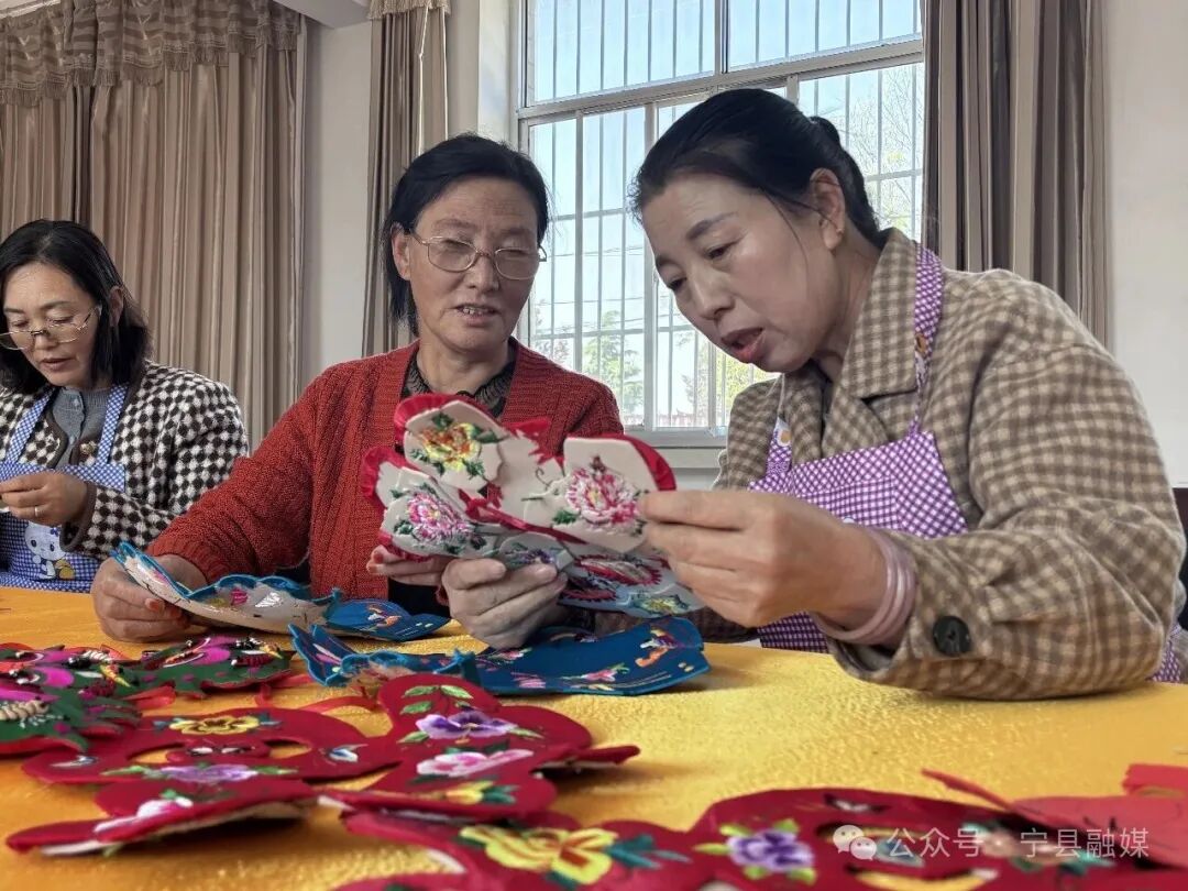彩霞香包公司緊鑼密鼓備貨民俗文化節(jié)