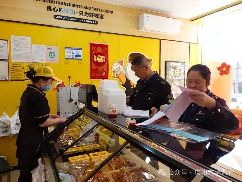 西峰區(qū)市場監(jiān)管局多方聯(lián)動開展網(wǎng)絡(luò)餐飲食品安全專項整治