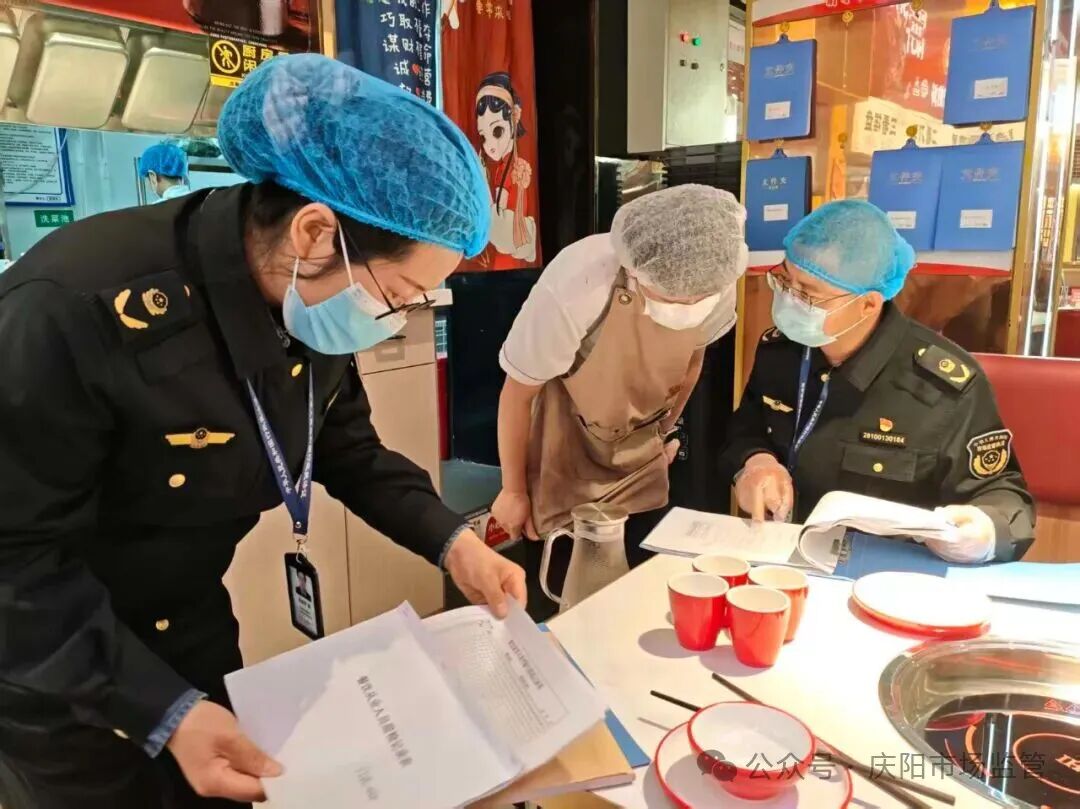 西峰區(qū)市場監(jiān)管局多方聯(lián)動開展網(wǎng)絡(luò)餐飲食品安全專項整治