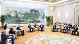 李強會見美國國會參議員代表團