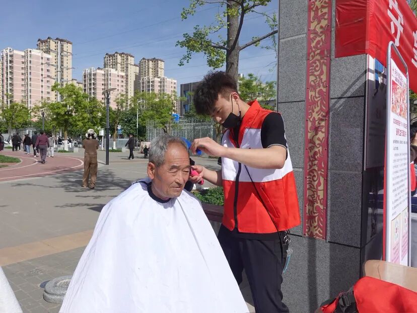 活动现场，志愿者通过现场演示、手把手指导等方式，细致开展心肺复苏、创伤包扎、海姆立克急救法等实用急救技能教学。志愿者耐心解答群众疑问，引导大家亲身实践，帮助群众快速掌握关键自救互救知识，提升应急避险能力。同时，现场还发放了红十字应急救护、人道救助等各类宣传册与宣传品，全方位普及红十字公益理念与安全健康知识。